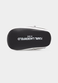 Fekete-fehér babacipő talpa, alul fehérrel nyomtatott "Karl Lagerfeld Kids" logóval.