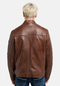 Braune Lederjacke mit glatter Textur, ausgestattet mit einem Stehkragen, Nahtdetails und gepolsterten Akzenten an Schultern und Ärmeln.