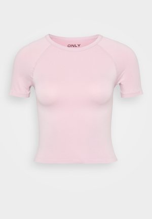 Lyserød kortærmet T-shirt lavet af blødt, strækbart materiale. Har en rund halsudskæring og en tætsiddende silhuet. Mærkelogo synligt.