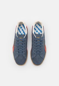 Reebok Classic CLUB C GROUNDS UK UNISEX - Tenisky - dark blue/light red/light brown