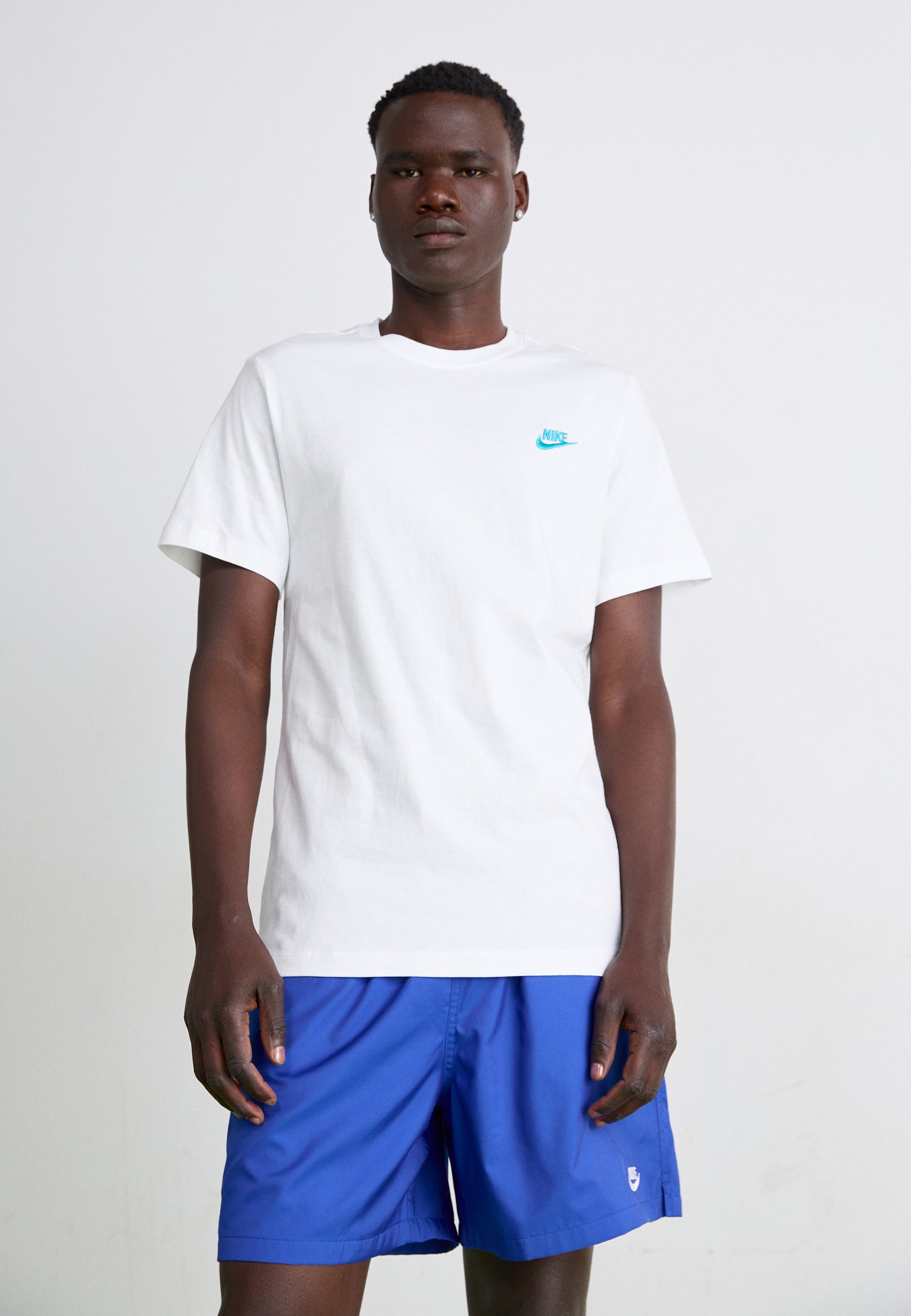 Nike Sportswear CLUB TEE - Camiseta básica - white/dusty cactus/blanco -  Zalando.es