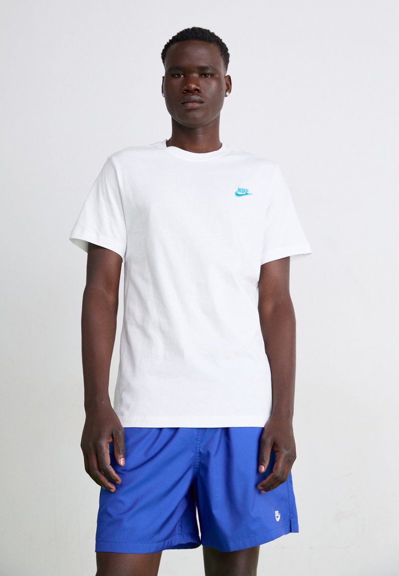 Nike Sportswear CLUB TEE - T-shirts basic - white/dusty cactus/hvid ...