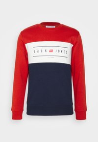 Sudadera de cuello redondo en rojo y marino con una franja horizontal blanca que presenta el logo "JACK & JONES". Fabricada con tela suave, con puños y dobladillo de canalé.