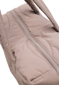 Borsa tote imbottita, di un delicato rosa chiaro, con cerniera superiore, caratterizzata da una superficie texturizzata e doppi manici. Finiture cucite lungo le cuciture.