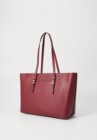 Grande borsa a tote bordeaux in pelle strutturata, con due maniglie piatte e dettagli in metallo dorato. Design strutturato per un uso spazioso.