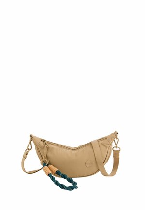 Pequeño bolso bandolera beige con cremallera superior y una correa de muñeca de cuerda azul y beige desmontable.
