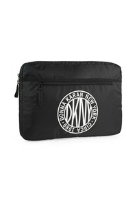 Funda para laptop de nylon negro con textura suave, que presenta un logotipo circular blanco con el texto "Donna Karan New York" y "1998". Bolsillo con cremallera.