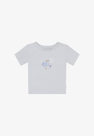 Szary t-shirt z krótkim rękawem i okrągłym dekoltem. Zdobiony haftowaną grafiką ryby oraz napisem "SEA YOU" w jasnych kolorach. Zapięcie na napy.