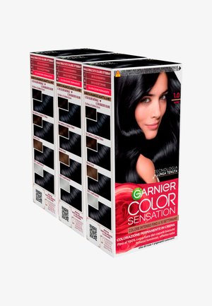 Scatole di tinta per capelli Garnier Color Sensation, con un design elegante, una combinazione di colori nera e rosa, e campioni di colore dei capelli sul lato.