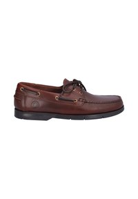 Zapato náutico de cuero marrón con un acabado suave, puntera redonda y diseño de cordones. Presenta ojales en tono dorado y una suela de goma texturizada.