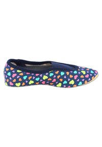 Canvas slippers met een marineblauwe achtergrond, voorzien van een patroon van kleurrijke harten in roze, oranje, groen en blauw. Instapontwerp met een ronde neus.