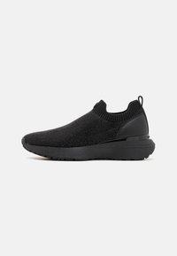 Czarne sneakersy z dzianinową cholewką, prążkowanym kołnierzem i grubą gumową podeszwą. Lekka konstrukcja z tylną pętelką ułatwiającą zakładanie.
