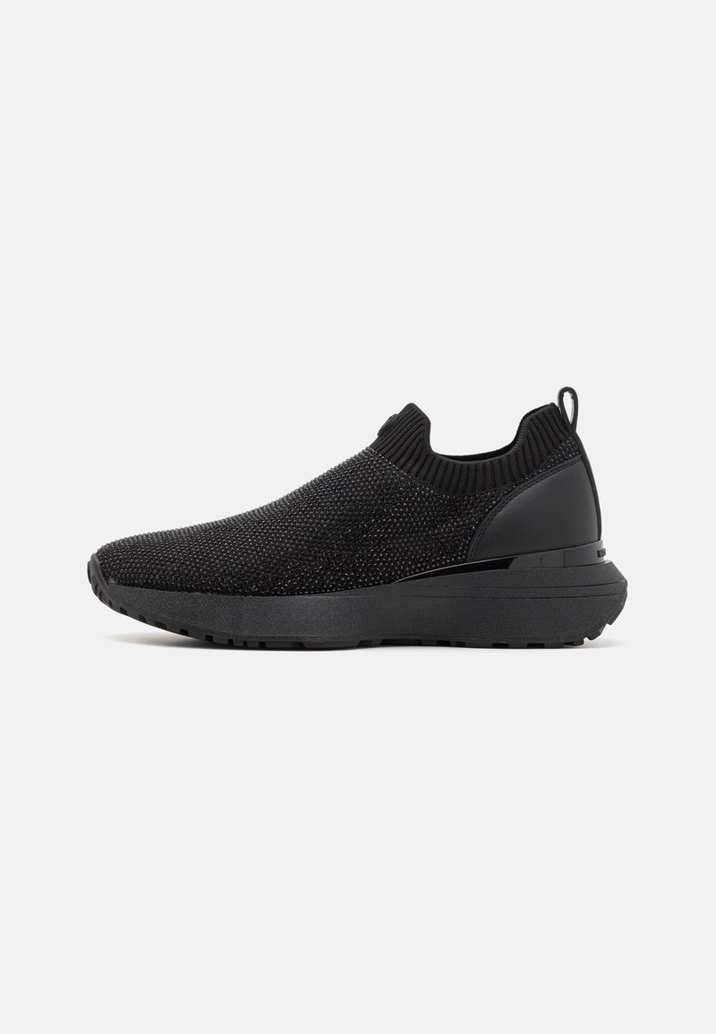 Czarne sneakersy z dzianinową cholewką, prążkowanym kołnierzem i grubą gumową podeszwą. Lekka konstrukcja z tylną pętelką ułatwiającą zakładanie.