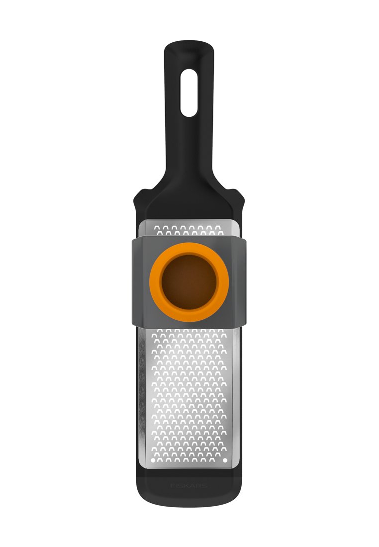 Tarka ze stali nierdzewnej z czarnym uchwytem i szarym gumowym gripem. Posiada pomarańczowy pierścień oraz teksturowaną powierzchnię z małymi ząbkami do tarcia.
