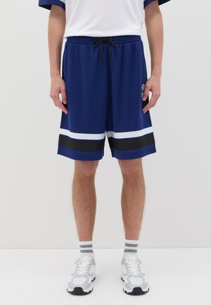 Pantalones cortos deportivos de color azul marino, elaborados con tejido transpirable, con rayas horizontales blancas y negras cerca del dobladillo y una cinturilla elástica.