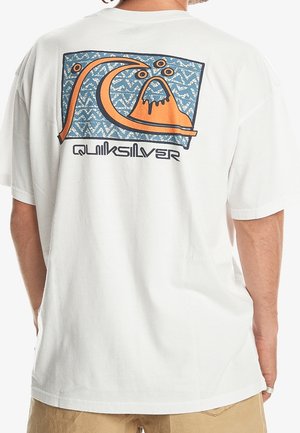 Witte katoenen graphic t-shirt met een kleurrijk abstract golfontwerp in blauw en oranje, met de tekst "Quiksilver" onder de afbeelding.