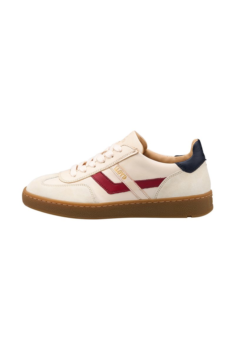Beige Sneaker mit roten und marineblauen Akzenten, glattem Leder und Wildledermaterialien, runder Zehenbereich, erhobener Gummisohle und strukturierten Details an den Seiten.