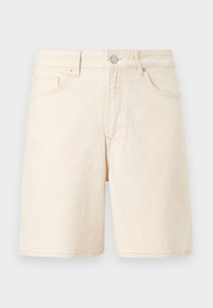 Beige denimshorts med frontlommer, beltehemper, metallknapp og glidelås på en ensfarget lys bakgrunn.