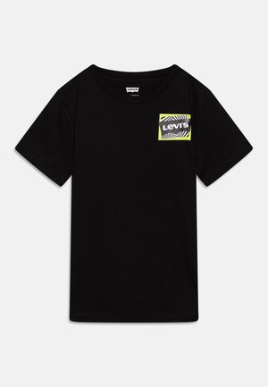 Sort Levi’s t-shirt med korte ærmer, med et lille flerfarvet firkantet logo på venstre bryst og rund halsudskæring.