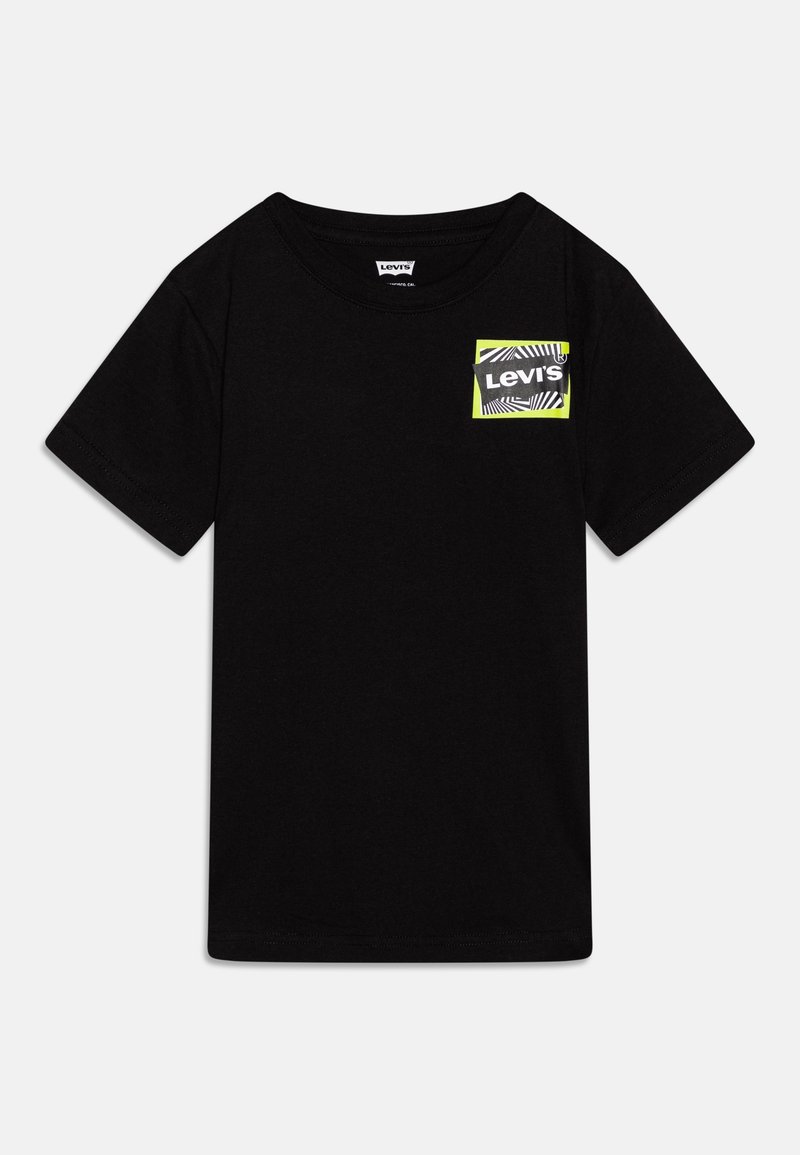 T-shirt noir manches courtes Levi’s avec un petit logo carré multicolore sur la poitrine gauche et un col rond.