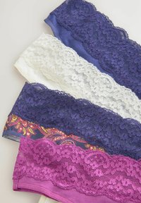 Lace trim cami straps in paars, wit en roze met een bloemmotief. Soepele stof met ingewikkelde kantdetails langs de randen.