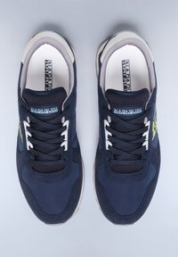 Baskets bleu marine avec un mélange de maille et de daim, dotées de lacets blancs, d'un logo vert contrastant et d'une semelle rembourrée.