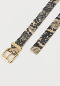 Opasok s hadím vzorom v čiernej a béžovej farbe. Má zlatú kovovú sponu. Hladká textúra; navrhnutý s niekoľkými otvormi na úpravu veľkosti.