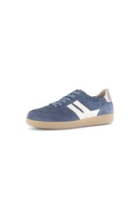 Sneaker blu in pelle scamosciata con strisce laterali bianche, suola in gomma chiara e lacci rotondi. Texture liscia con design a taglio basso.