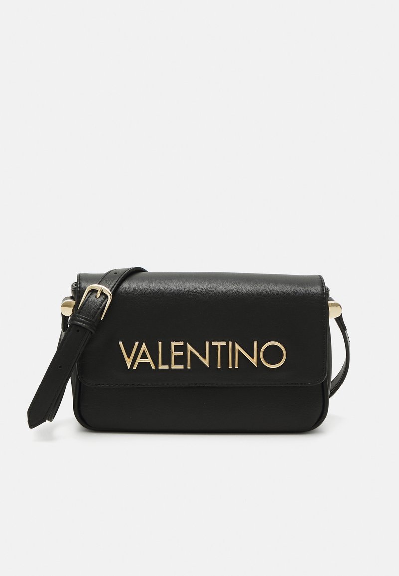 Černá kožená kabelka s zlatým logem "VALENTINO", klopovým uzávěrem, nastavitelným popruhem a jemnou texturou. Rozměry nejsou uvedeny.