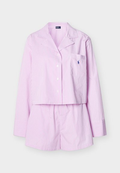 Ριγέ πουκάμισο μακριάς μανίκας σε ανοιχτό ροζ και λευκό με τσέπη στο στήθος και ταιριαστό σορτς, τοποθετημένα επίπεδα σε λευκό φόντο.