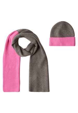 Sciarpa lavorata a maglia bicolore grigia e rosa accanto a un cappello grigio abbinato con polsino rosa, mostrati su sfondo bianco.