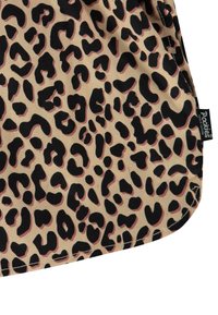 Tessuto con stampa leopardata in beige, con macchie nere bordate da un sottile contorno rosa. Texture liscia con bordi cuciti e un'etichetta nell'angolo.