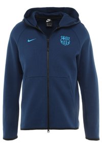Sweat-shirt à capuche bleu marine en matériau polaire, doté d'une fermeture éclair à l'avant, de deux poches latérales et d'un logo de Barcelone bleu clair sur la poitrine.