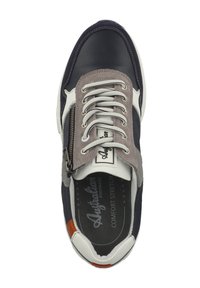La sneaker in pelle blu con accenti in suede grigi, sovrapposizioni bianche e una cerniera laterale. Presenta lacci bianchi e una soletta nera testurizzata.