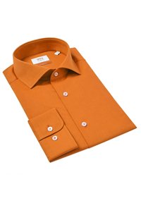 Camicia da uomo arancione realizzata in tessuto liscio, con maniche lunghe, collo a punta e bottoni bianchi sul davanti e sui polsini.