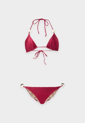 Roter zweiteiliger Bikini mit dreieckigem Top mit weißen Perlenakzenten und passenden niedrig geschnittenen Hose mit Perlendetails an den Seiten.