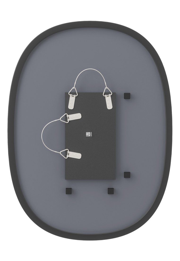 Vassoio rettangolare arrotondato con superficie grigia opaca, caratterizzato da un oggetto rettangolare nero e hardware in metallo con accenti argentati.