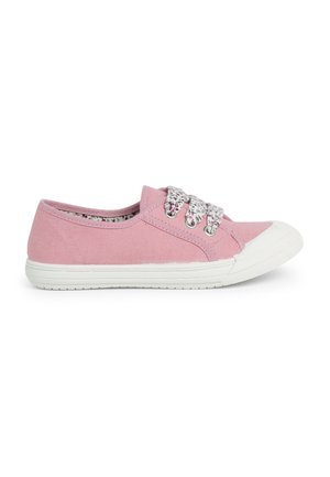 Zapatilla de lona rosa con superficie texturizada, suela de goma blanca y cordones con un patrón floral. Diseño de perfil bajo, punta redonda y estilo fácil de poner.