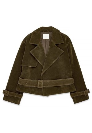 Olivengrøn ruskinds cropped jakke med brede revers, bælte i taljen, klaplomme på brystet og spænderem på manchetterne.
