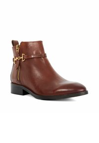 Bottines en cuir marron avec un bout arrondi, fermeture éclair sur le côté, accents en métal de couleur dorée et un petit talon carré. Texture lisse sur l'ensemble.