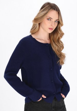 Cardigan de culoare bleumarin cu guler rotund, mâneci lungi și închidere cu nasturi. Fabricat din material tricotat moale, cu manșete și tiv cu nervuri.