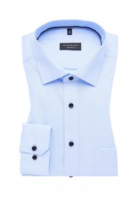 Camicia da uomo a maniche lunghe di colore azzurro chiaro, realizzata in tessuto liscio. Presenta un colletto a punta, bottoni neri e una tasca singola sulla manica sinistra.