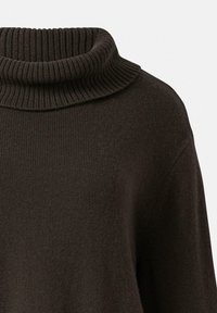 Dunkelbrauner Strickpullover mit hohem, geripptem Kragen und glatter Textur. Hat eine lockere Passform und ein minimalistisches Design ohne Muster oder Akzente.