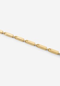 Złota bransoletka łańcuszkowa z prostokątnymi ogniwami połączonymi okrągłym sprzętem, gładka powierzchnia z polerowanym wykończeniem, lekka konstrukcja.