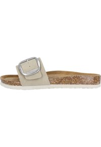 Helle beige Rutschsandale mit einem breiten Riemen, ausgestattet mit einer großen silbernen Schnalle, Korkfußbett und einer weißen strukturierten Gummisohle.