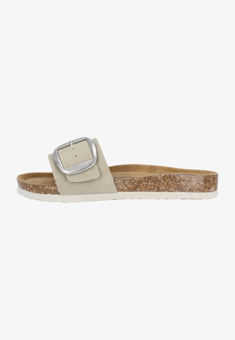 Helle beige Rutschsandale mit einem breiten Riemen, ausgestattet mit einer großen silbernen Schnalle, Korkfußbett und einer weißen strukturierten Gummisohle.