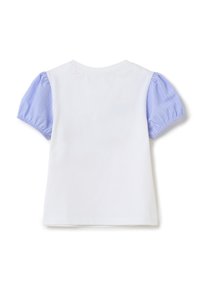 Camiseta de algodón blanca con mangas cortas abullonadas en tela a rayas azul y blanca, con cuello redondo y dobladillo sencillo.