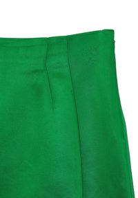 Gonna di raso verde con design plissettato, texture liscia e chiusura con zip laterale. Nota per il suo colore vivace e la forma elegante e strutturata.