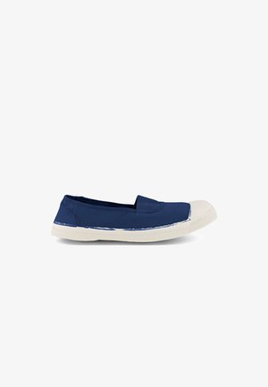 Chaussure en toile bleu marine à enfiler avec semelle en caoutchouc blanche et embout, design plat pour un usage décontracté.