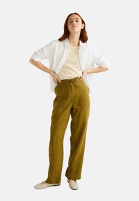 Monoprix TAILLE SEMI-ÉLASTIQUÉE UNI EN  - Pantalon classique - saule